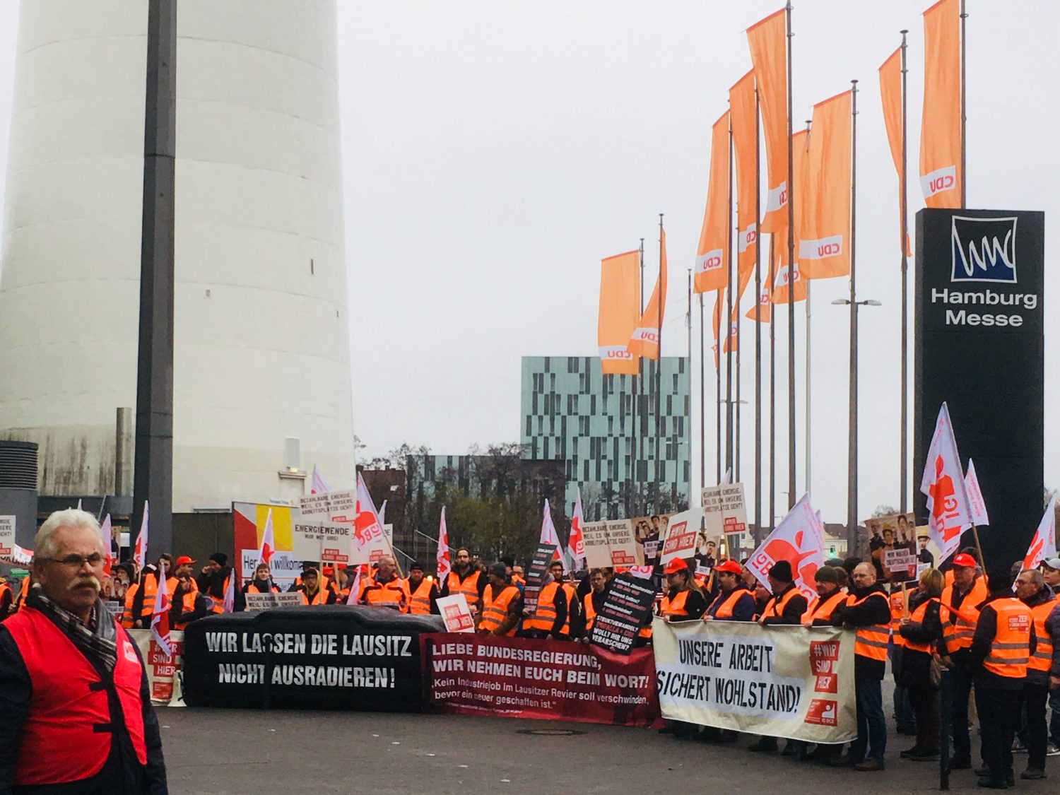 Die Gewerkschaften IGBCE und DGB demonstrieren vor der Messehalle in Hamburg, wo die CDU ihren Bundesparteitag abhält.