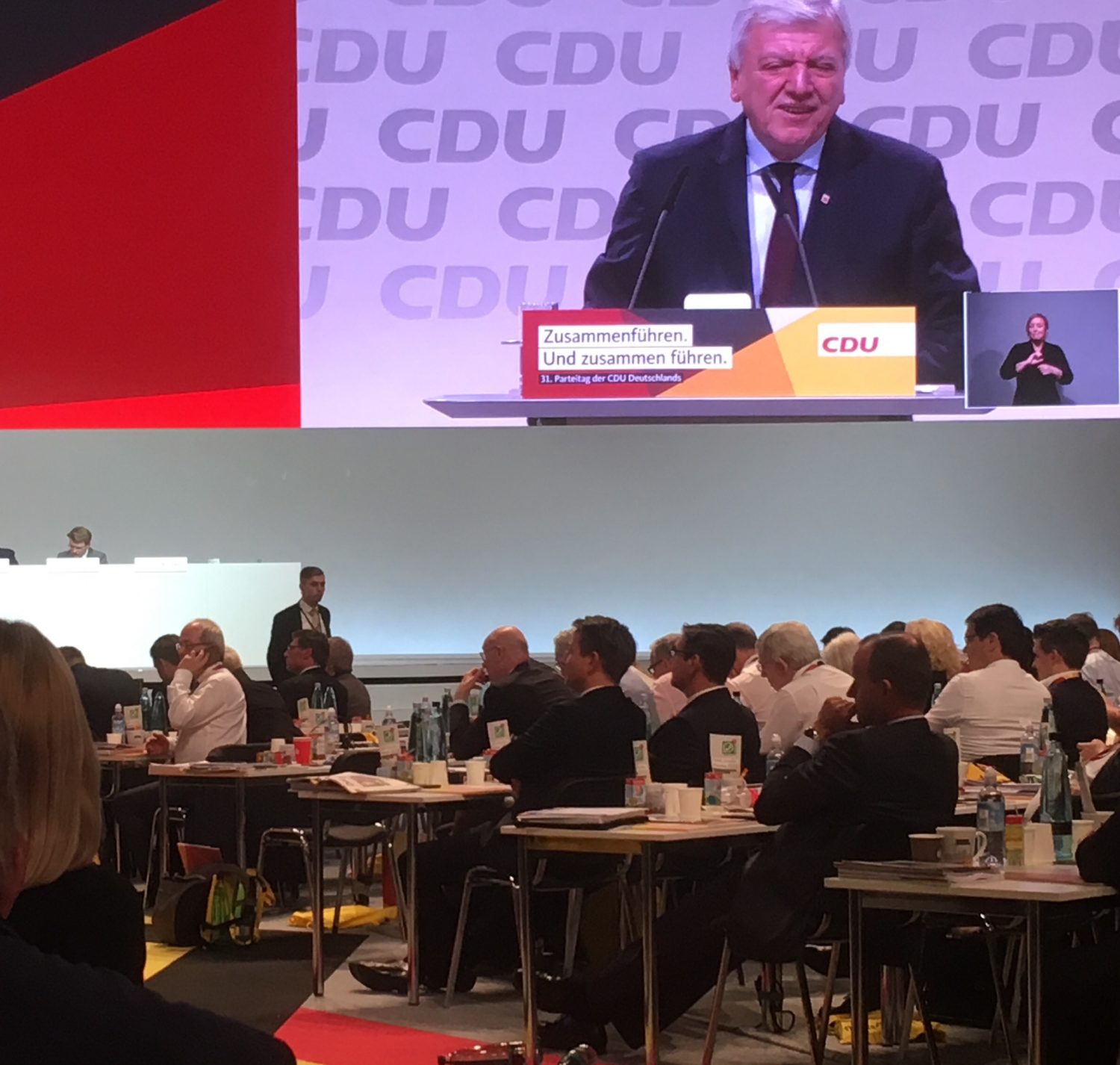 Friedrich Merz (r.) lauscht den Worten von Parteivize Volker Bouffier auf dem CDU-Bundesparteitag 2018.
