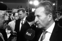 EU-Kommissar Günther Oettinger im Interview auf dem Bundesparteitag CDU Hamburg 2018. Er wirbt für Friedrich Merz als neuen Parteivorsitzenden.