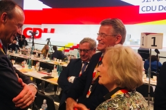 Friedrich Merz (l.) im Gespräch mit Delegierten auf dem Bundesparteitag der CDU in Hamburg 2018 nach seiner Kandidatur für den Parteivorsitz.