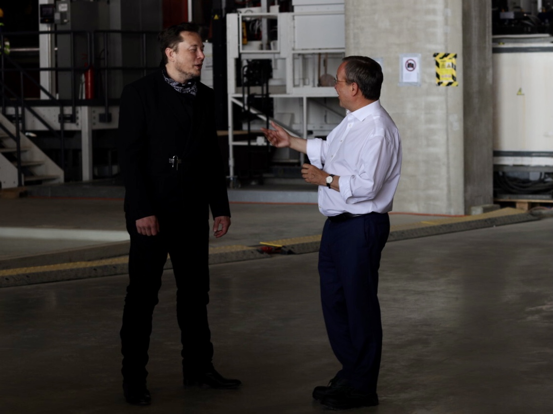 Armin Laschet, Elon Musk treffen sich auf der Baustelle der Tesla-Europazentrale in Grünheide bei Berlin. 12. August 2021. Alle Rechte:  Duesipics.