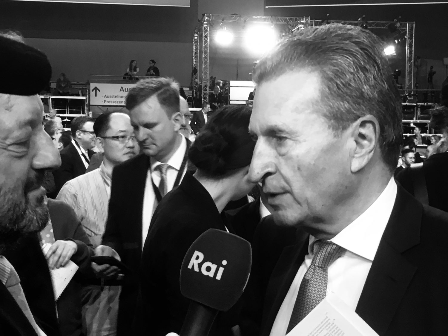 EU-Kommissar Günther Oettinger im Interview auf dem Bundesparteitag CDU Hamburg 2018. Er wirbt für Friedrich Merz als neuen Parteivorsitzenden.