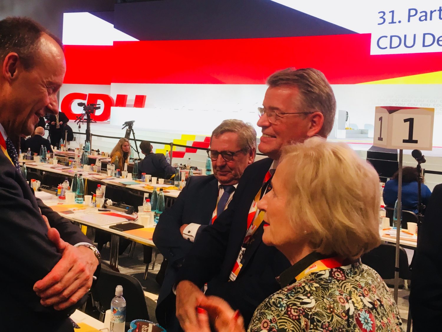 Friedrich Merz (l.) im Gespräch mit Delegierten auf dem Bundesparteitag der CDU in Hamburg 2018 nach seiner Kandidatur für den Parteivorsitz.