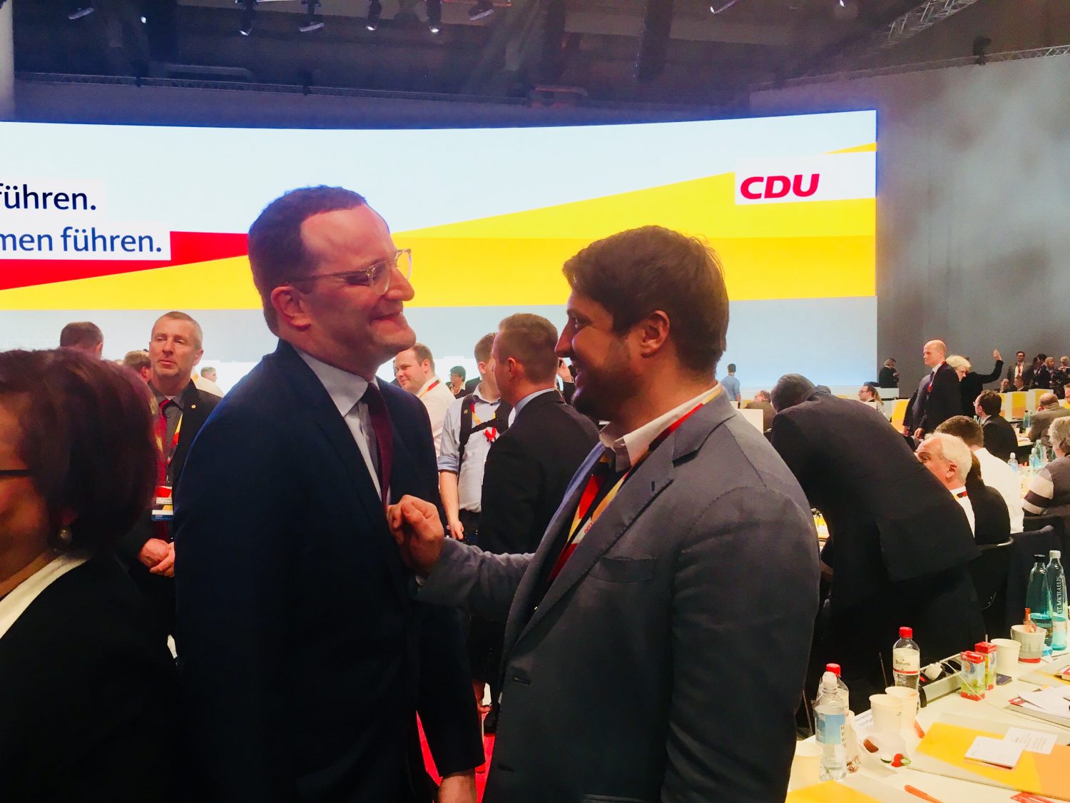 Jens Spahn, CDU-Präsidiumsmitglied und Bundesgesundheitsminister (l.) mit seinem Berater Marc Degen auf dem Bundesparteitag der CDU in Hamburg nach der Kandidatur für den Parteivorsitz.