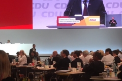 Friedrich Merz (r.) lauscht den Worten von Parteivize Volker Bouffier auf dem CDU-Bundesparteitag 2018.