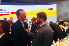 Jens Spahn, CDU-Präsidiumsmitglied und Bundesgesundheitsminister (l.) mit seinem Berater Marc Degen auf dem Bundesparteitag der CDU in Hamburg nach der Kandidatur für den Parteivorsitz.