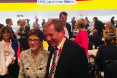 Die neue Parteivorsitzende Annegret Kamp-Karrenbauer posiert auf dem Bundesparteitag für ein Foto mit dem Bundestagsabgeordneten Ingo Gädechens.