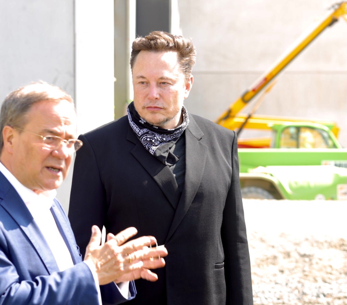 Armin Laschet, Elon Musk treffen sich auf der Baustelle der Tesla-Europazentrale in Grünheide bei Berlin. 12. August 2021. Alle Rechte:  Duesipics.