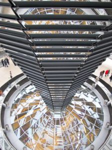 Reichstag - Kuppel von innen mit Blick ins Plenum