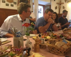 Bayerns Ministerpräsident Markus Söder (Mitte) beim Pressegespräche im Landtagswahlkampf 2018. Die Szene entstand in der Nähe von Anger, im Berchtesgardner Land. Links von ihm Generalsekretär Markus Blume, rechts Agrarministerin Michaela Kaniber.
