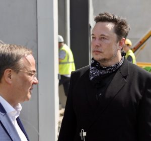 Besuch bei Tesla von Kanzlerkandidat Armin Laschet am 12. August 2021 in Grünheide