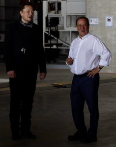 Armin Laschet (r.) und Elon Musk in der Gießerei des Tesla-Werks in Grünheide, besser gesagt der Baustelle.